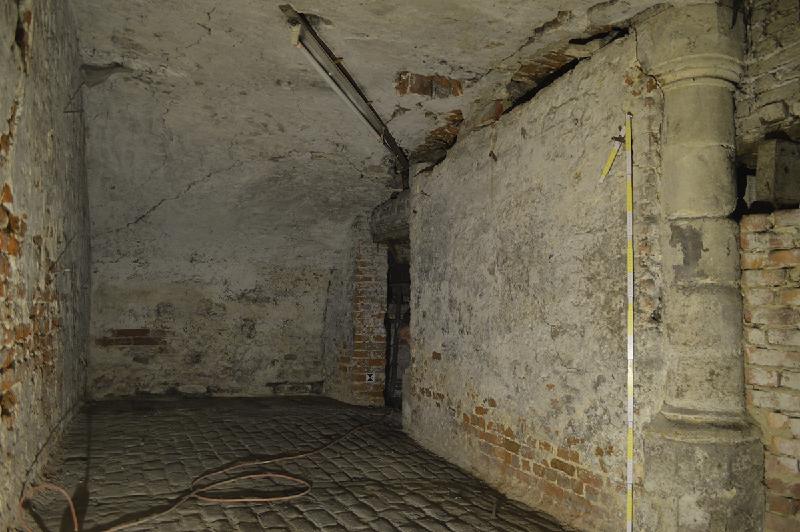 Vue de la cave voûtée et d’une des deux colonnes en pierre de la cave du café Mannenke Pis