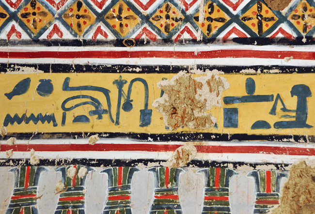 Détail du décor peint du plafond de la chapelle, mentionnant les titres et le nom du « substitut du directeur du Trésor, le scribe [Amen]hotep »