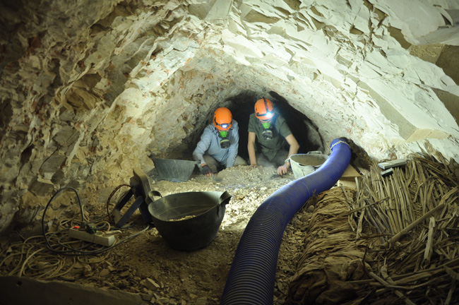 Fouille de la chambre funéraire au fond du puits de la tombe d’Amenhotep