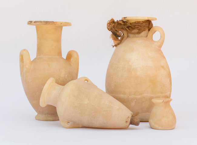 Ensemble de vases en « albâtre égyptien » (calcite) appartenant probablement à l’inhumation d’Amenhotep