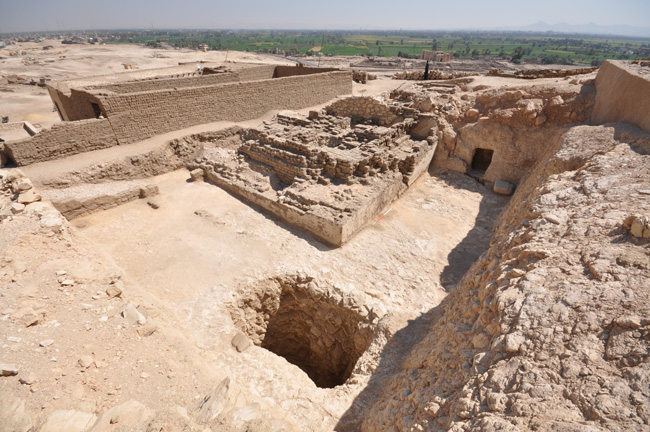 Vue générale de la pyramide en briques crues du vizir Khay dans la cour de la tombe TT C3. Au premier plan, l’ouverture du puits funéraire de la tombe d’Amenhotep (vers le sud-est) 