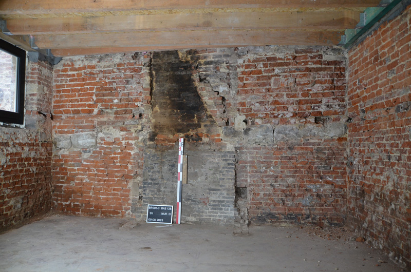 Maison rue des Éperonniers. Mur de fond de parcelle associant différentes maçonneries s’échelonnant de la fin du Moyen Âge au xixe siècle