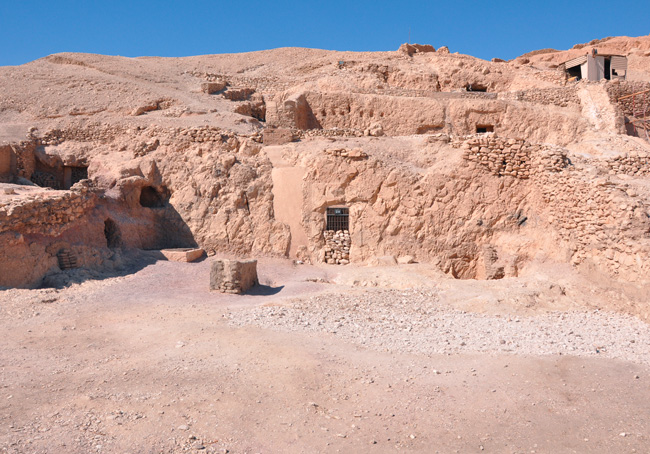Vue d’ensemble de la cour de la tombe du vizir Amenemopé