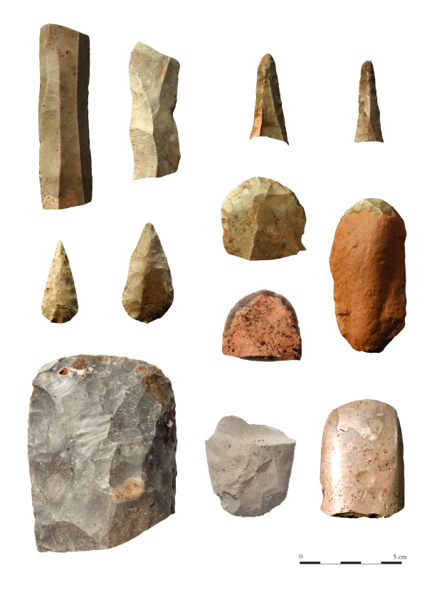 Exemple de silex néolithiques : fragments de lame (en haut), pointes de flèches (au centre à gauche), grattoirs (au centre à droite) et fragments de hache (en bas) 
