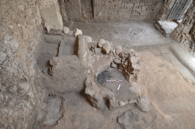 Partie sud de la salle transversale de la chapelle de TT C3, four et aménagements en briques crues appartenant à l’occupation copte de la tombe 