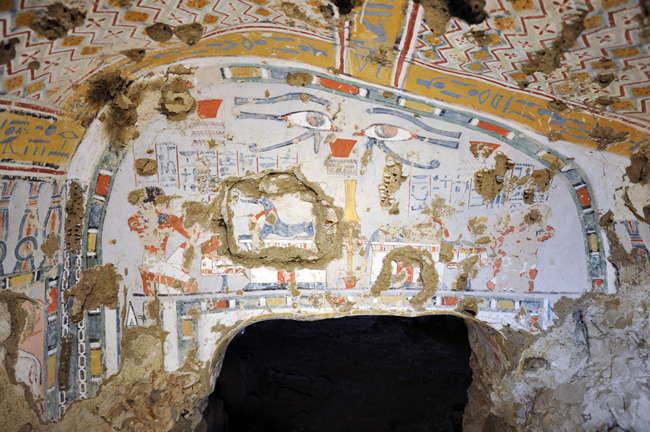 L’une des peintures conservées dans la chapelle d’Amenhotep (linteau du passage entre la salle transversale et la salle longue)