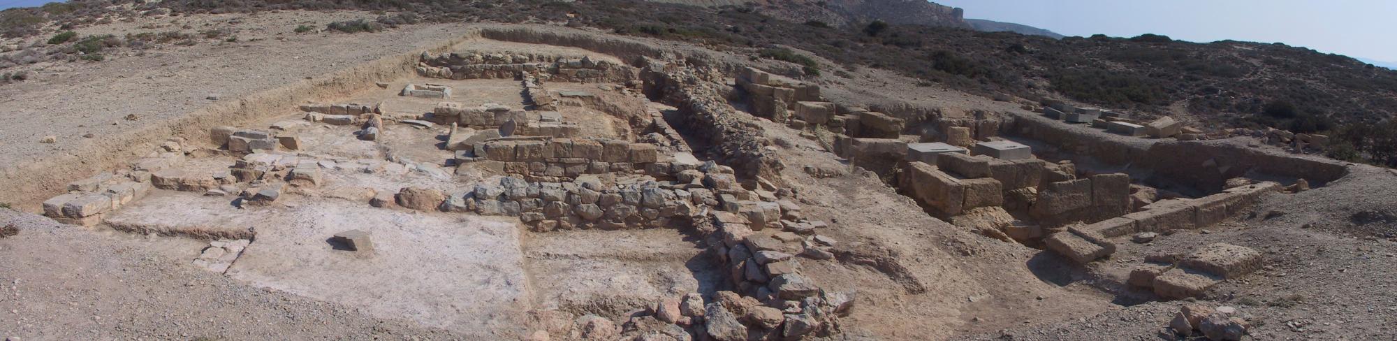Vue panoramique du complexe archaïque partiellement fouillé et de la nécropole, après le programme de fouilles 1995 - 1999